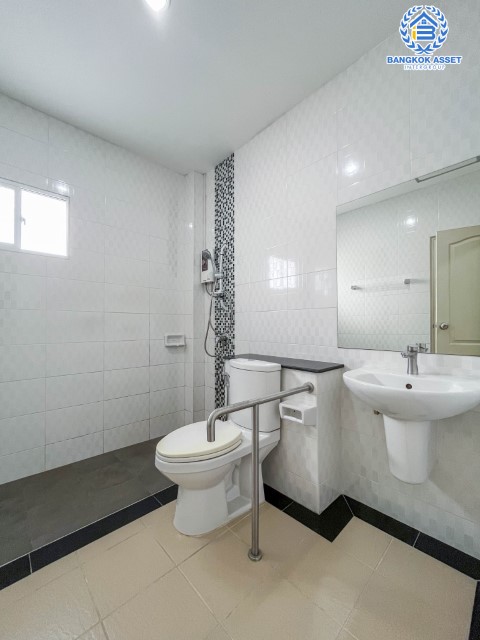 บ้านแฝดมือสองย่านนนทบุรี ม.ลลิลอินเดอะพาร์ค บางใหญ่-กาญจนภิเษก เนื้อที่กว้างขวางถึงเกือบ 40 ตร.ว. ฟังก์ชัน 3 ห้องนอน 2 ห้องน้ำ 1 ที่จอดรถ บนทำเลดี เดินทางสะดวก ใกล้เซ็นทรัลเวสต์เกต, ทางด่วน "กาญจนาภิเษก" เพียง 10 นาทีถึงรถไฟฟ้าสายสีม่วง "สถานีสามแยกบางใหญ่"...